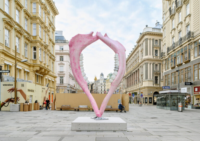 Geheimnisvolle Skulptur am Graben