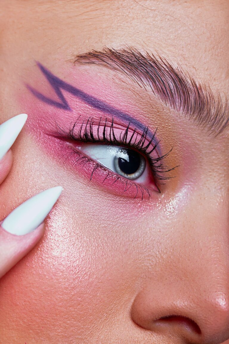 Der Spätsommer ruft nach Farbe: Beauty-Trend bunter Eyeliner