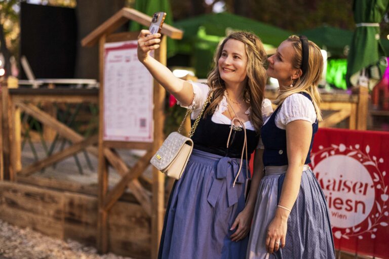 O’zapft is! Die Kaiser Wiesn ist offiziell eröffnet