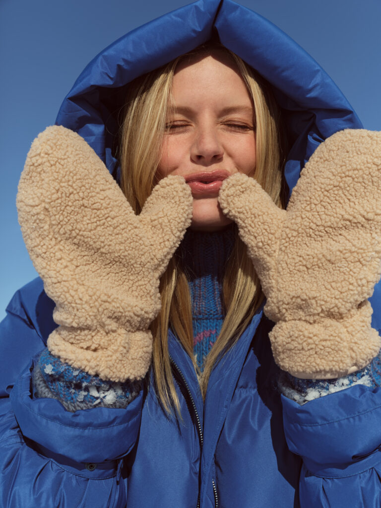 Frosty Fusion: Wie man Winterjacken und Accessoires perfekt kombiniert