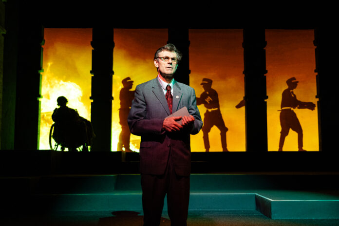 good-8487 In seinem Stück „Good“ beschreibt Cecil Philip Taylor, logisch konsequent und nicht unpoetisch, wie ein einzelner Mensch und letztlich ein ganzes Volk monströse Verbrechen mithilfe rationaler Argumentation von sich schiebt. – ©Bettina Frenzel