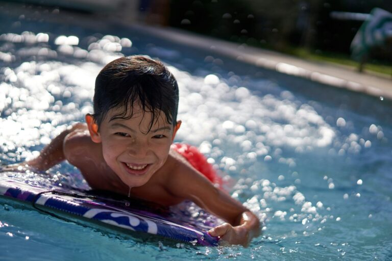 Gemeinsam #WellenMachen für lebensrettende Kinderschwimmkurse