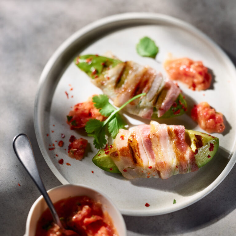 Gegrillte Avocado mit Speck und Tomatensalsa