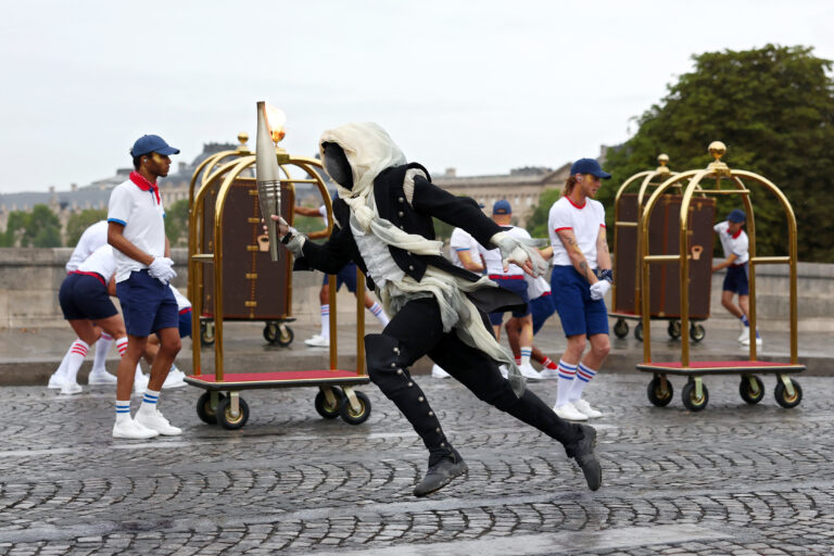 Louis Vuitton’s Olympisches Meisterwerk: Medaillenkoffer und spektakuläre Show