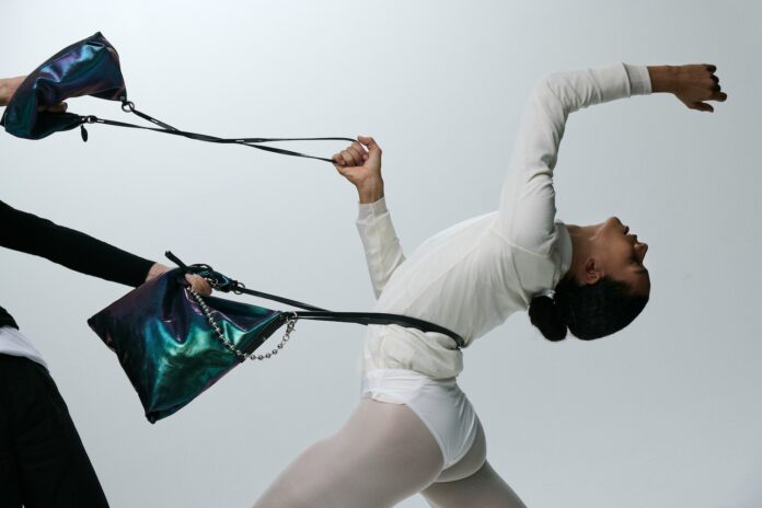 INA KENT Connecting People - ORNAMENT ed.2 EUR 195, AMPLE ed.1 EUR 395 & BALL'N'CHAIN ed.1 EUR 95 two-tone deep-sea emerald (c) Pascal Schrattenecker (14)