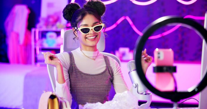 influencer-neon-girl-with-microphone-fashion-podcast-live-streaming-broadcast-night-content-creation-light-happy-woman-social-media-online-audience-talk-show-home